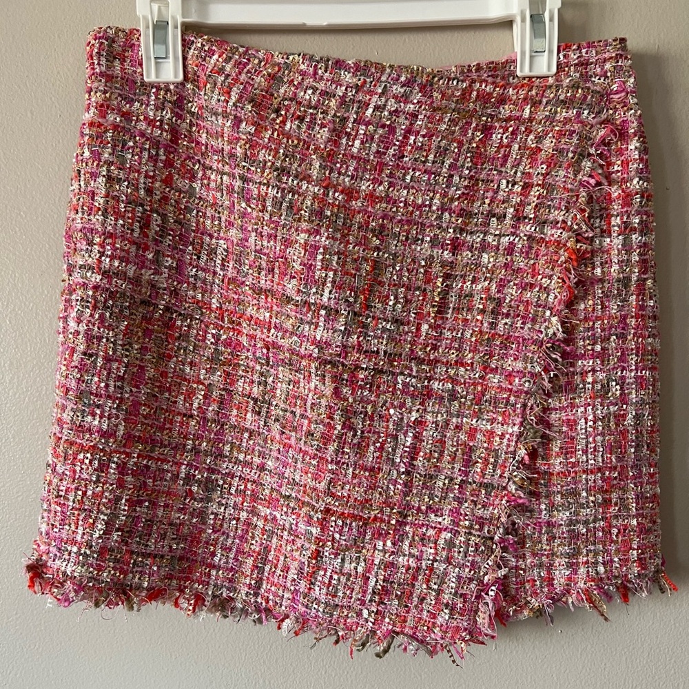 F21 skirt Chanel style super cute fit in good condition only wore once.